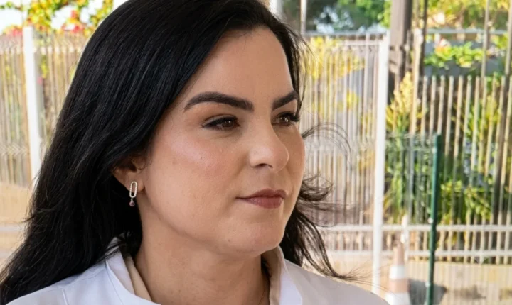 Dra. RENATA TIMBÓ, Cardiologista